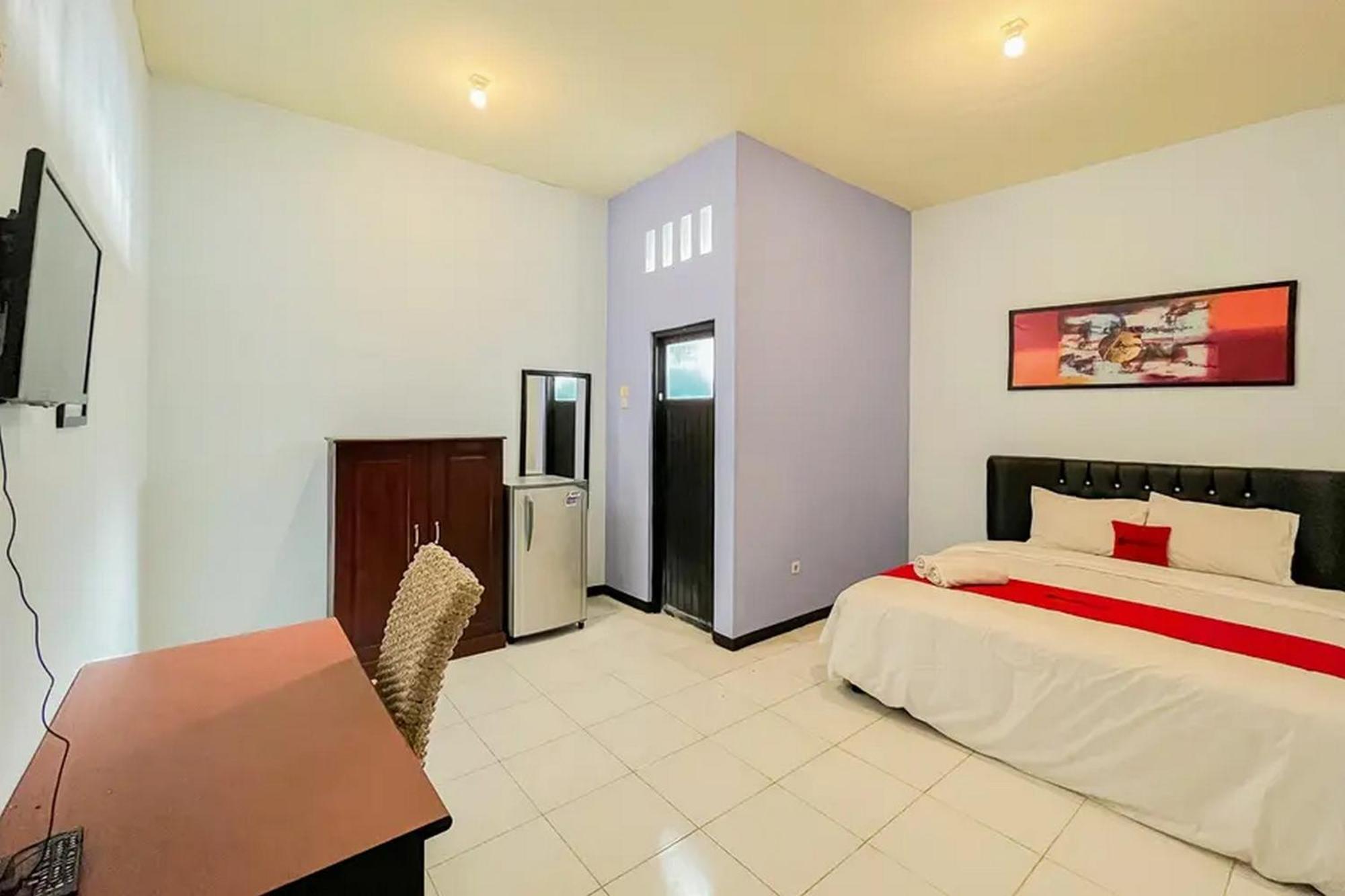 ホテル Reddoorz Syariah Near Rsud Tuban エクステリア 写真