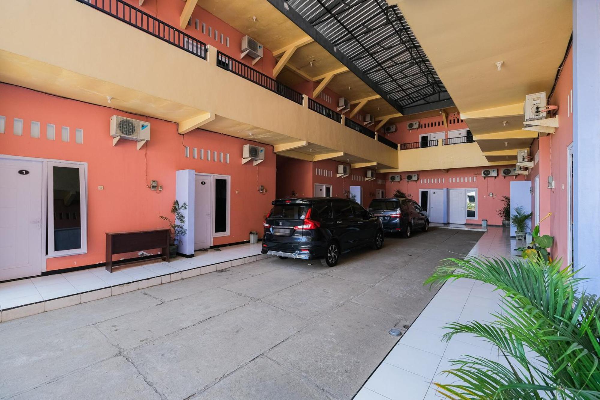 ホテル Reddoorz Syariah Near Rsud Tuban エクステリア 写真